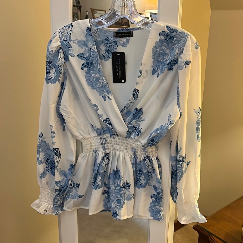 NWT Anna Morgan white/blue floral top size M